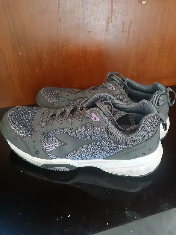 Diadora woman sports shoes