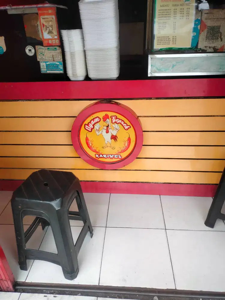 Meja kayu dan meja pajangan depan