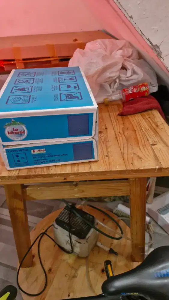 Meja makan bahan kayu