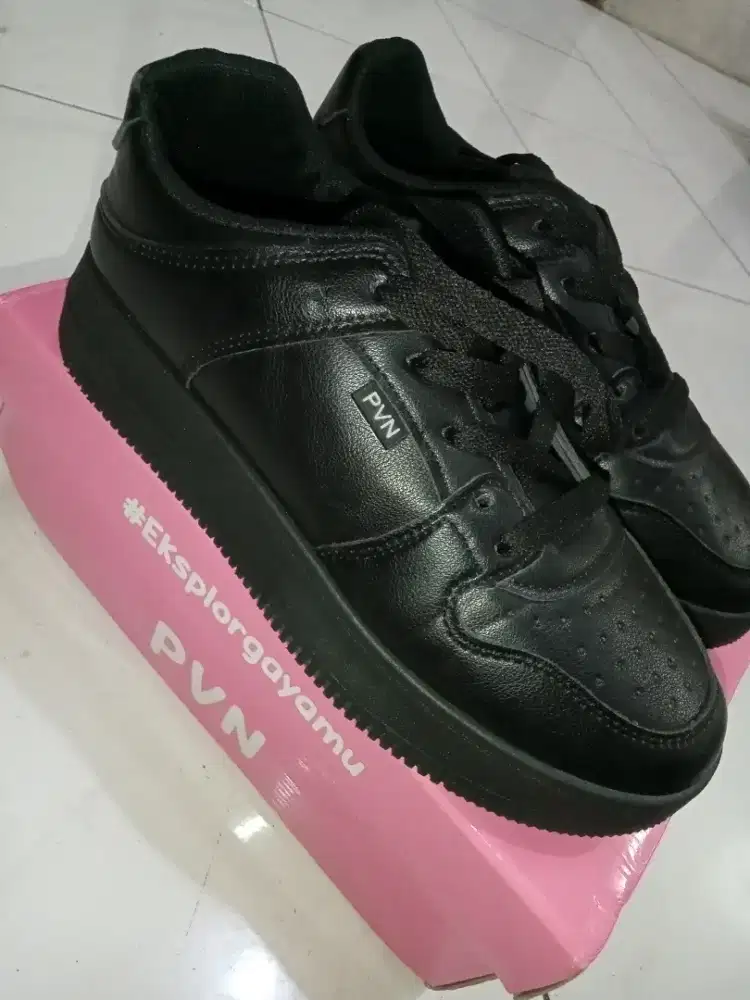 Sepatu sekola hitam