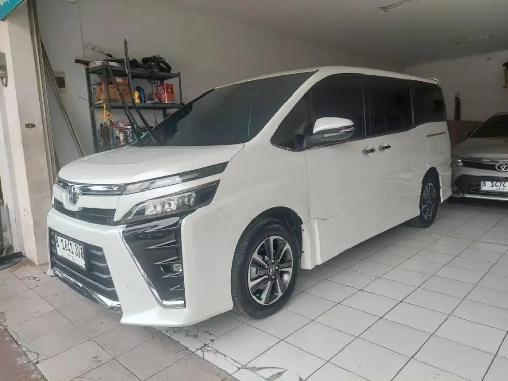 TOYOTA VOXY 2.0AT 2018 PUTIH