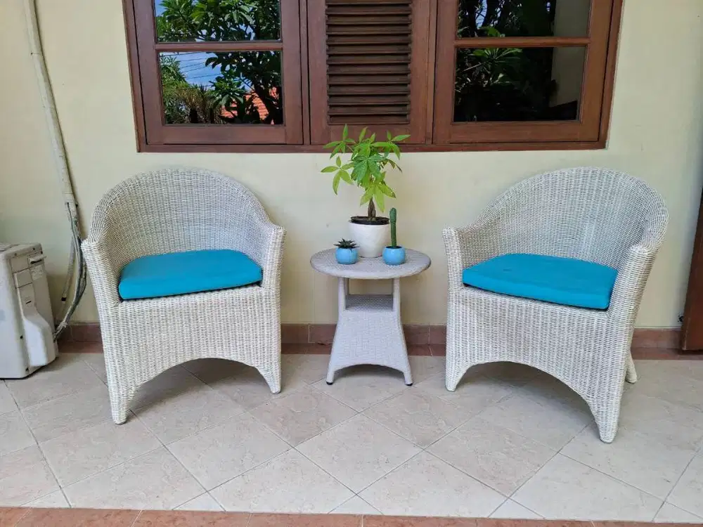 Set Kursi dan Meja Rotan Sintetis Dijual