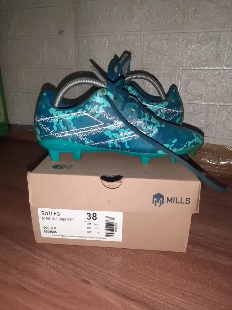 DIJUAL SEPATU BOLA MILLS UKURAN 38