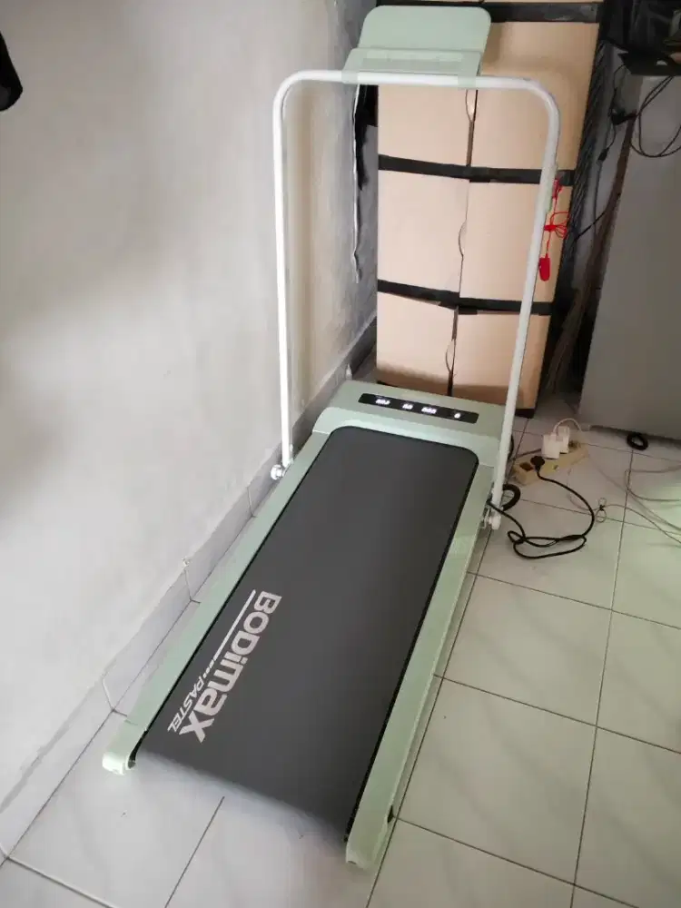 DI JUAL TREADMILL BODIMAX WARNA PAPPERMINT