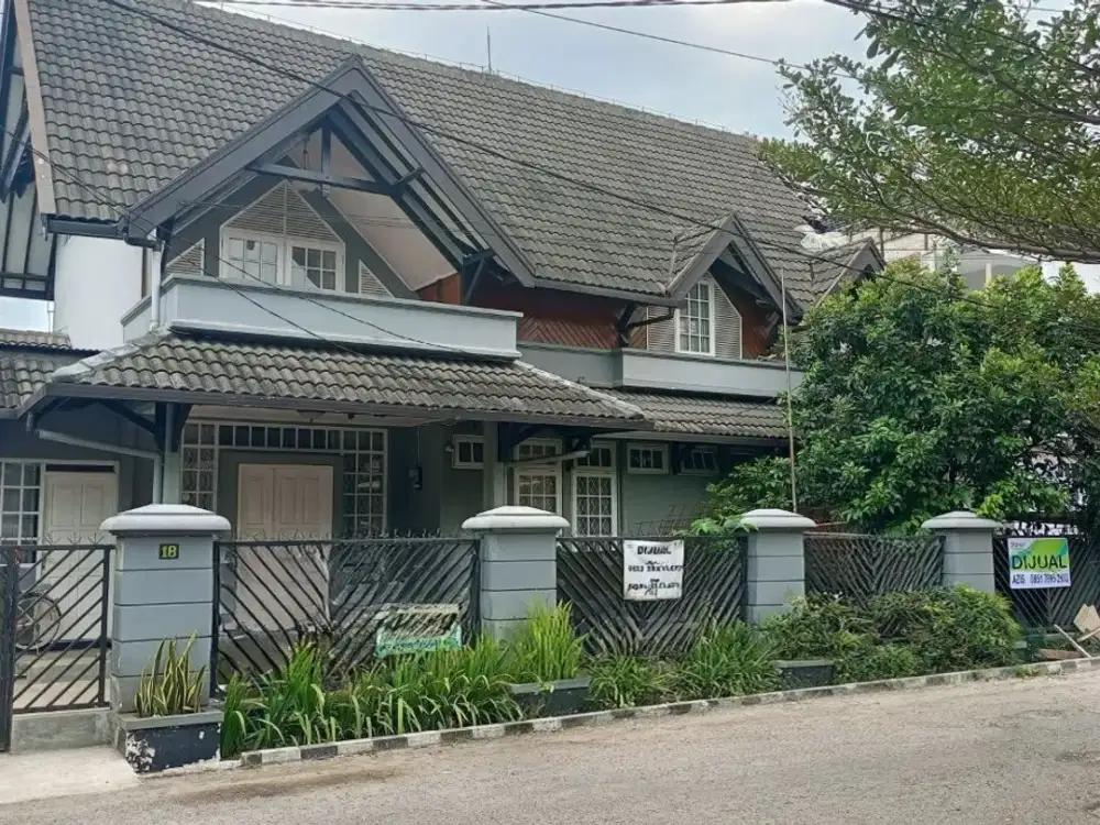 RUMAH LAMA TERAWAT KOMPLEK SURYALAYA CIJAGRA BUAHBATU JALAN LEBAR