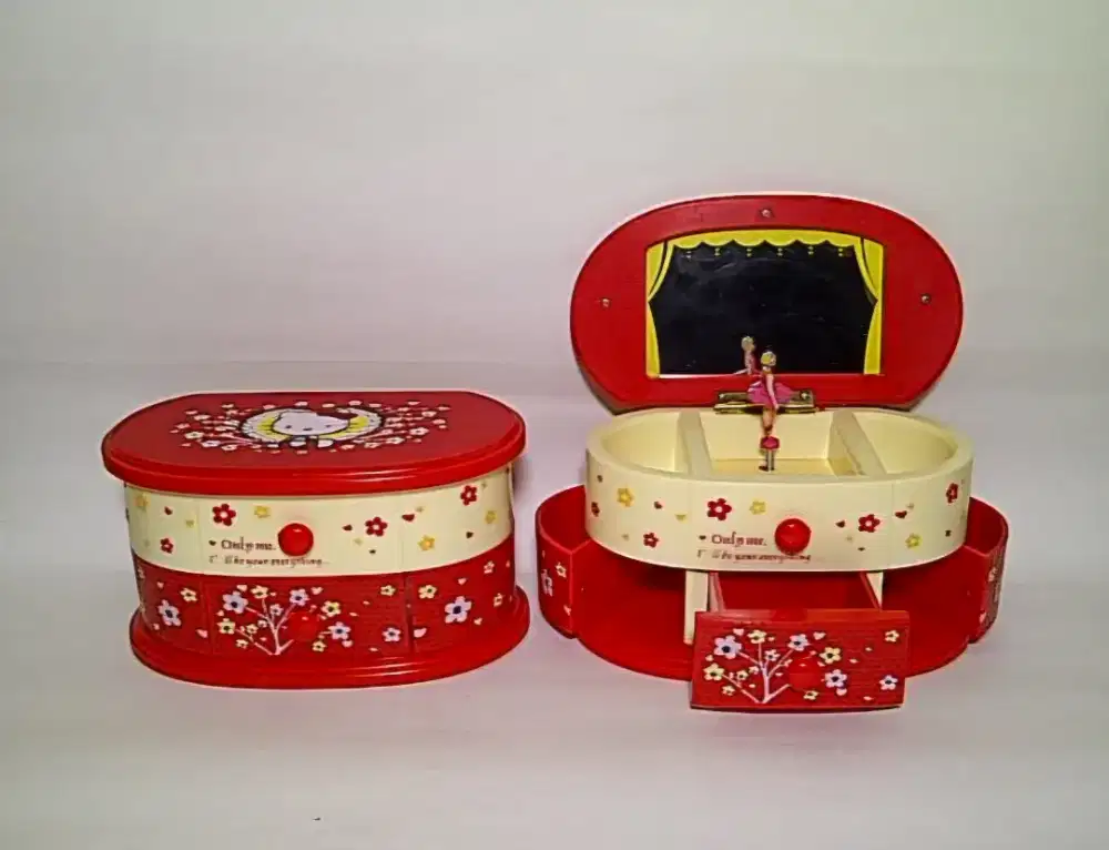 Kotak Musik ( Tempat Perhiasan ) Hello Kitty