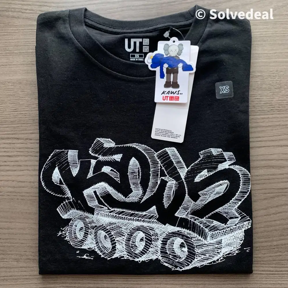 Kaos Uniqlo Kaws Wordmark Hitam