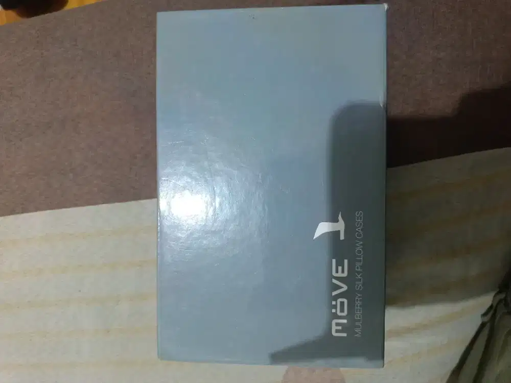 Sarung bantal sutra merk MOVE