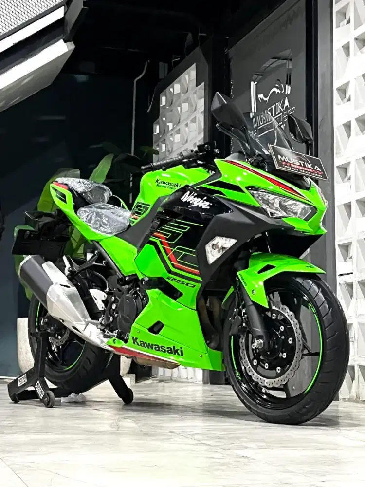 Tipe tertinggi, Kawasaki Ninja 250 FI ABS Keyless 2024 KRT