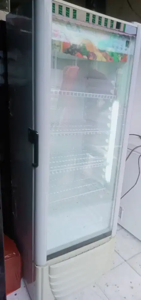 Di jual showcase pendingin minuman merk GEA 4 rak DINGIN SIAP PAKAI