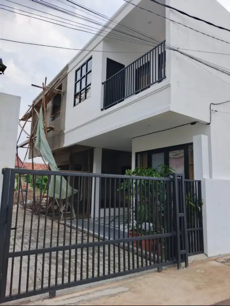 Dijual Rumah 2 Lantai Lokasi strategis ,aman & nyaman bebas banjir