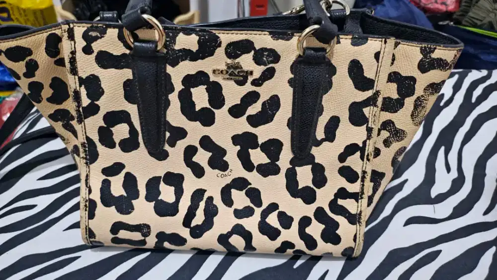 Tas selempang merk Coach Ori Macan
