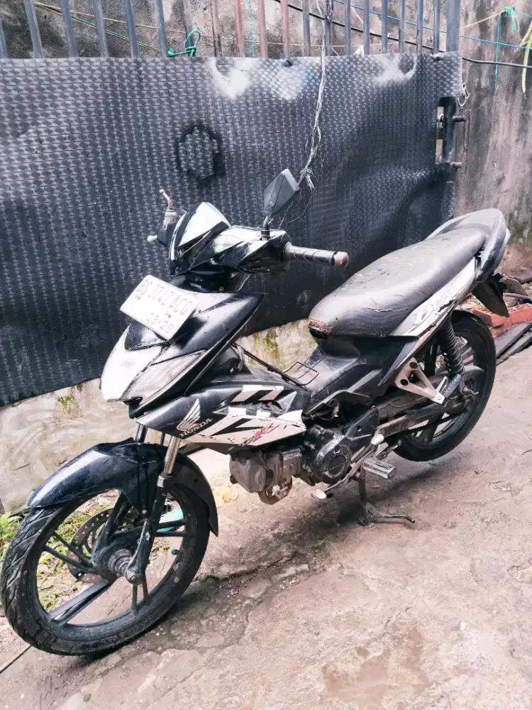 Dijual honda blade 2009 siap pakai