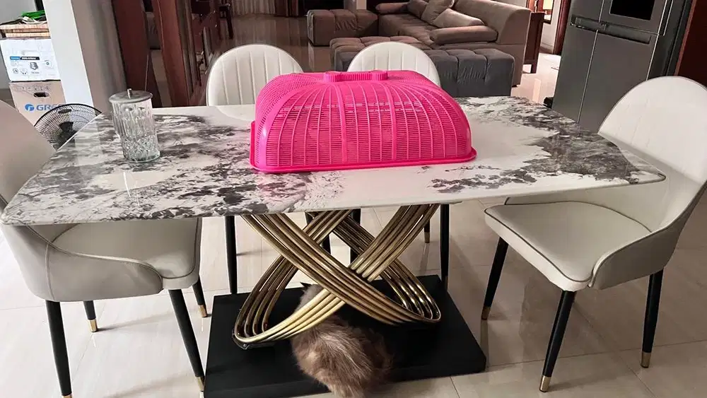 meja makan warna abu