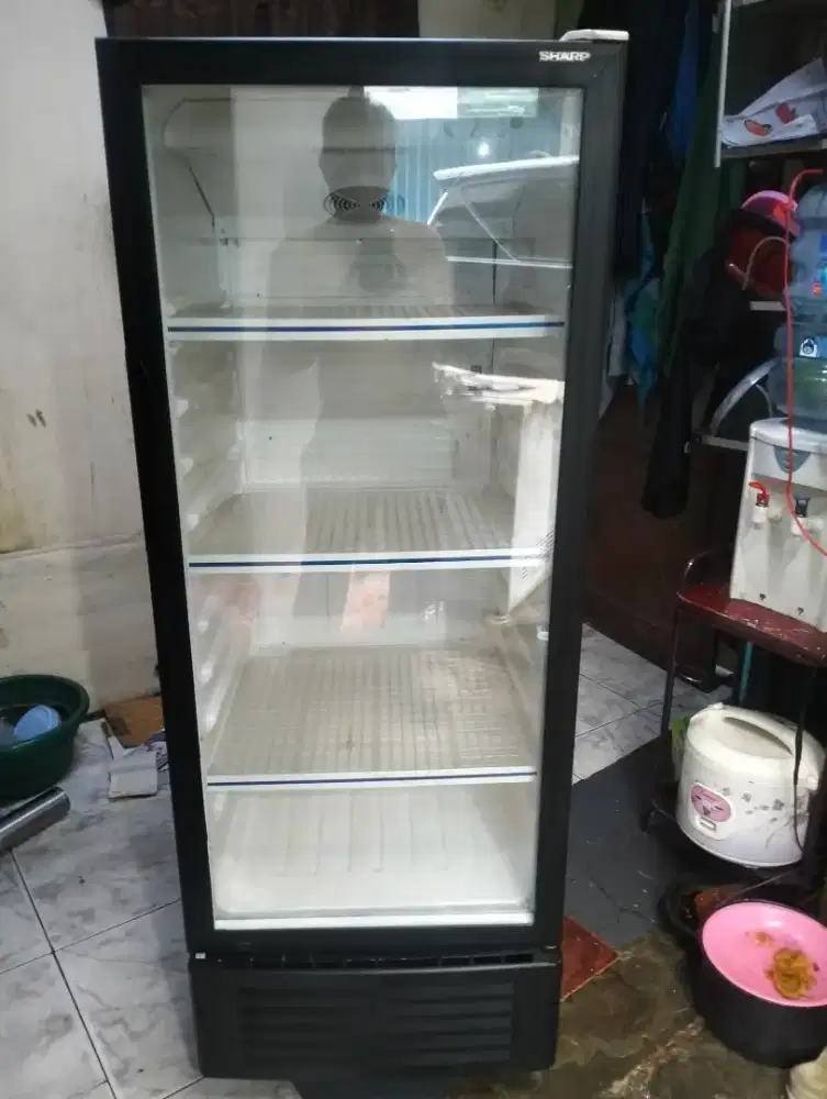 Showcase pendingin merek Sharp dingin normal maknyos