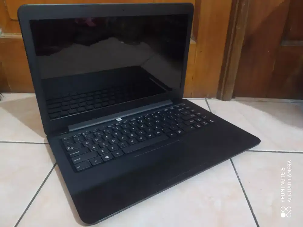 Asus e402y slim AMD e2-7015/Ram 4gb/SSD 256/VGA Radeon R2 Siap Pakai
