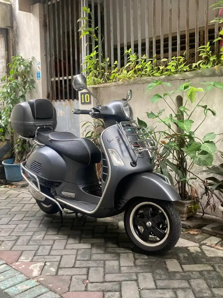 Vespa GTS 300 Super Sport - made in italy