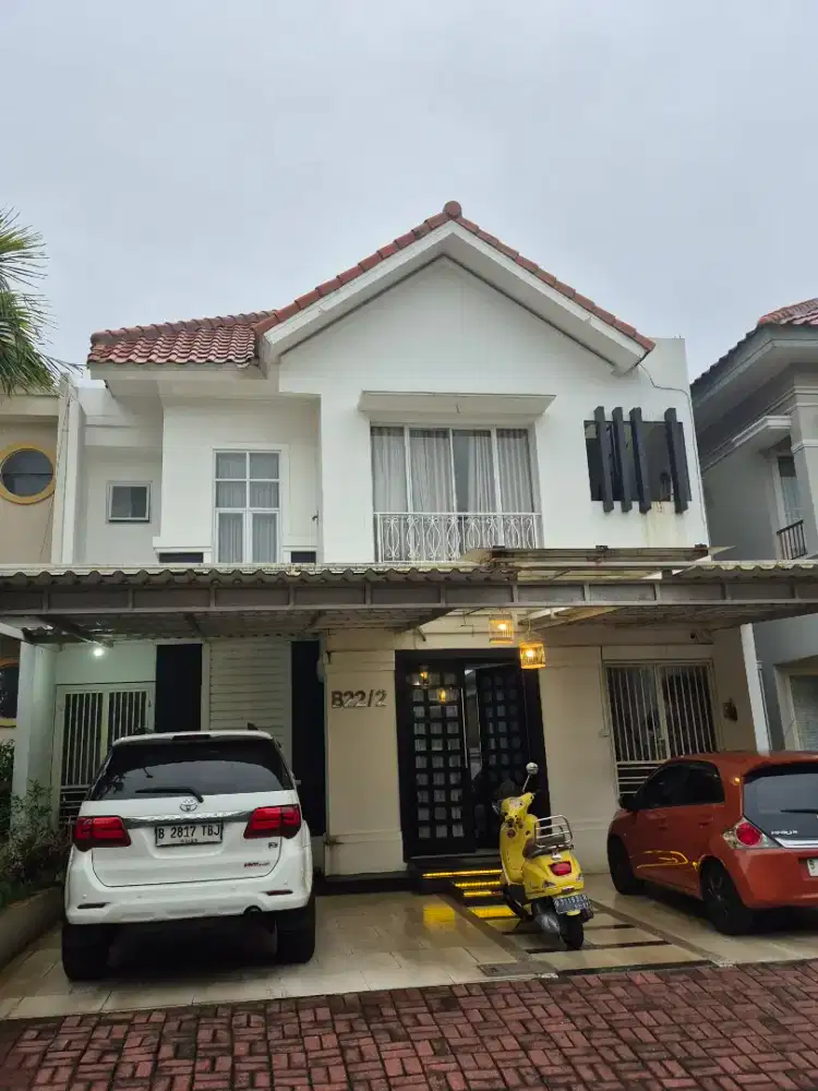 Rumah nyaman + Kolam renang