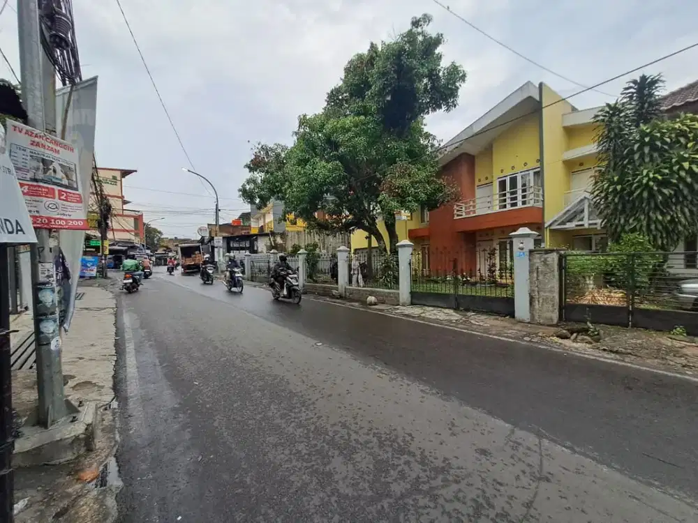 DIJUAL RUMAH MAINROAD LINGKUNGAN RAMAI COCOK UNTUK TEMPAT USAHA DI CIGADUNG KOTA BANDUNG