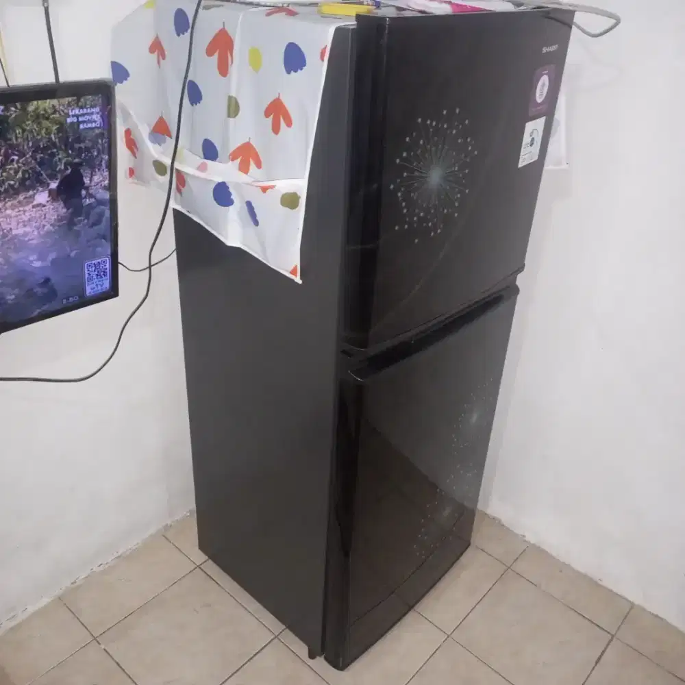 Jual kulkas merk Sharp masih baru sayng jarang dipake