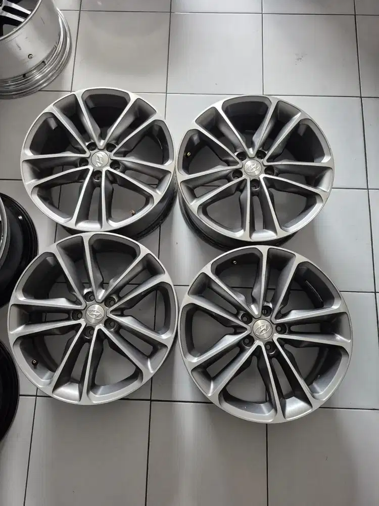 Velg orginal hyunday Santafe R19 pcd 5*114.3 lebar 8 Et49.5 ..4pcs