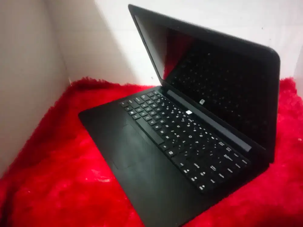 Asus e402YA/AMD e2-7015/ram4gb/ssd 256gb/Radeon R2 siap pake