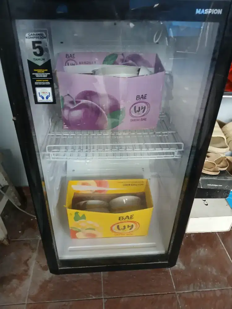 Showcase 3 susun merek maspion tipe USG-168nd