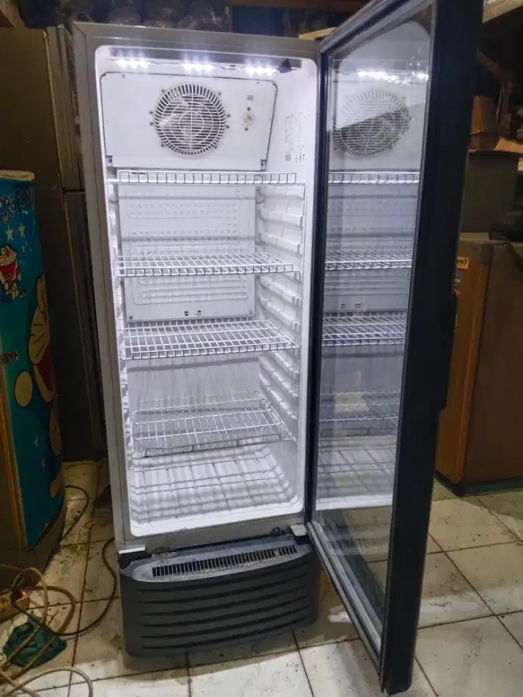 Showcase gea oval kondisi bagus normal dingin siap pakai