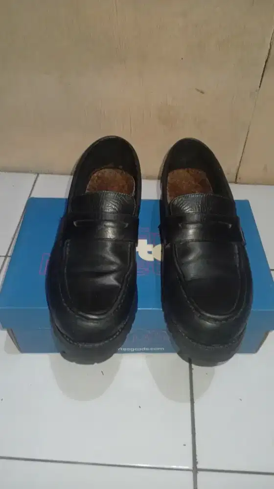 Sepatu kulit portee goods