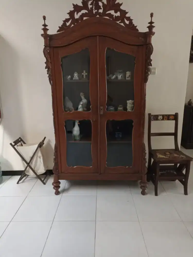 Lemari antik cantik