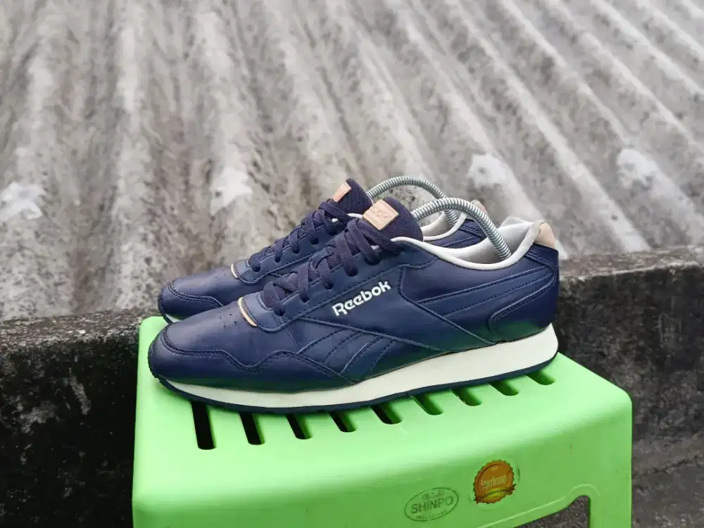 Sepatu Reebok kulit