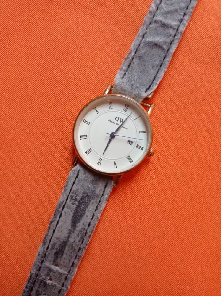 Daniel Wellington Time Piece Gold