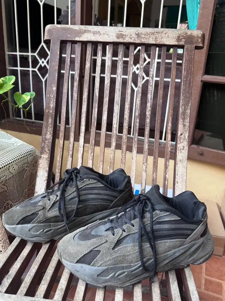 Adidas Yeezy Boost 700 V2 Size 44 - sepatu sneakers