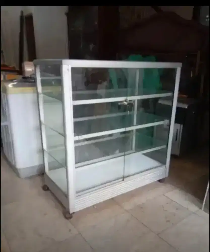 Etalase 1 meter kondisi lengkap bagus kokoh, cocok untuk warung