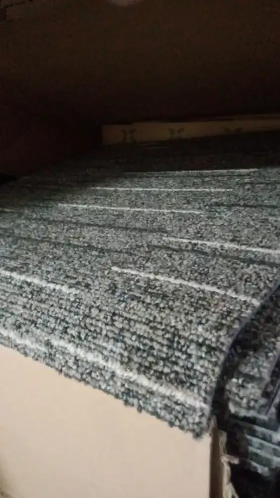 Karpet tile ex kantor hotel