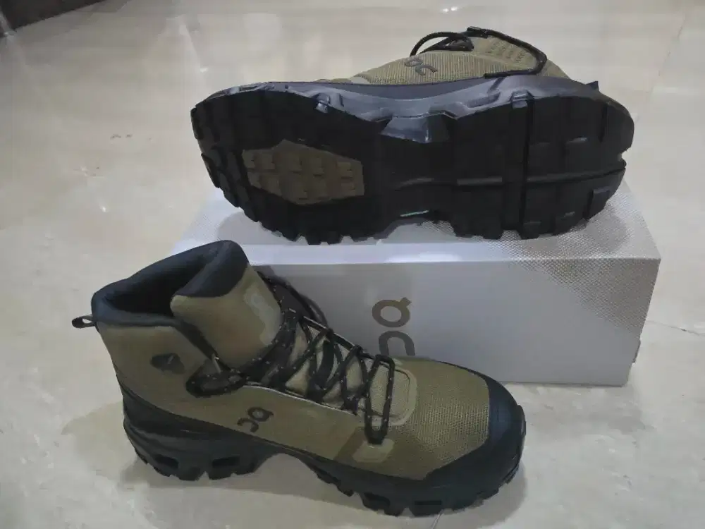 Sepatu on cloudrock mid waterproof (impor) hiking / menutup matakaki