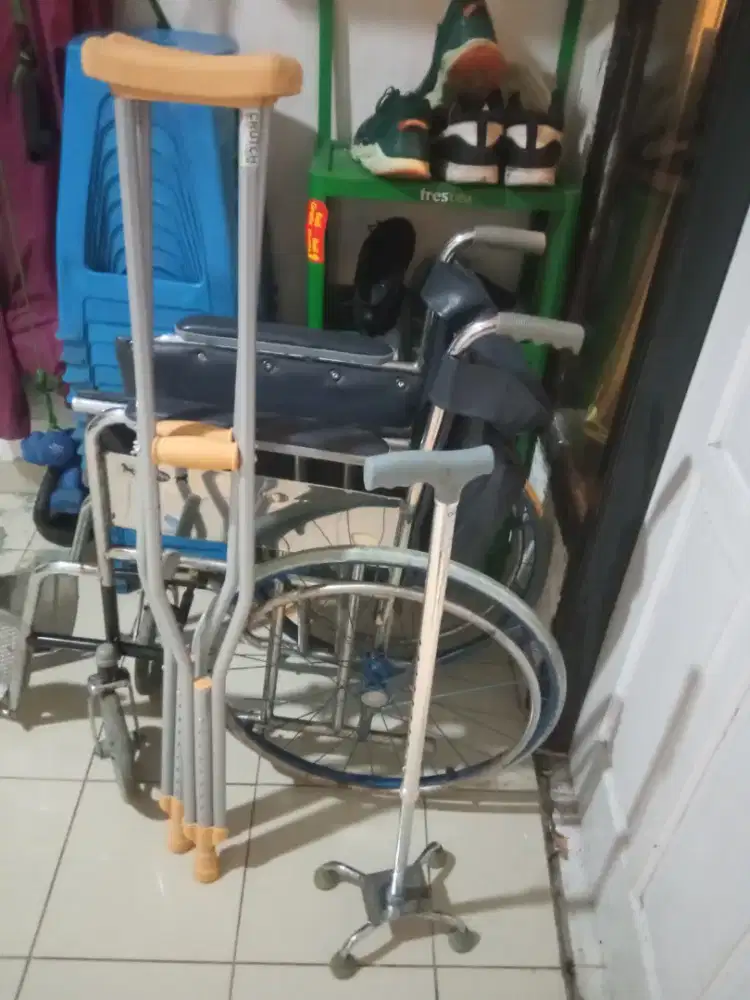 Kursi roda dan tongkat penyangga