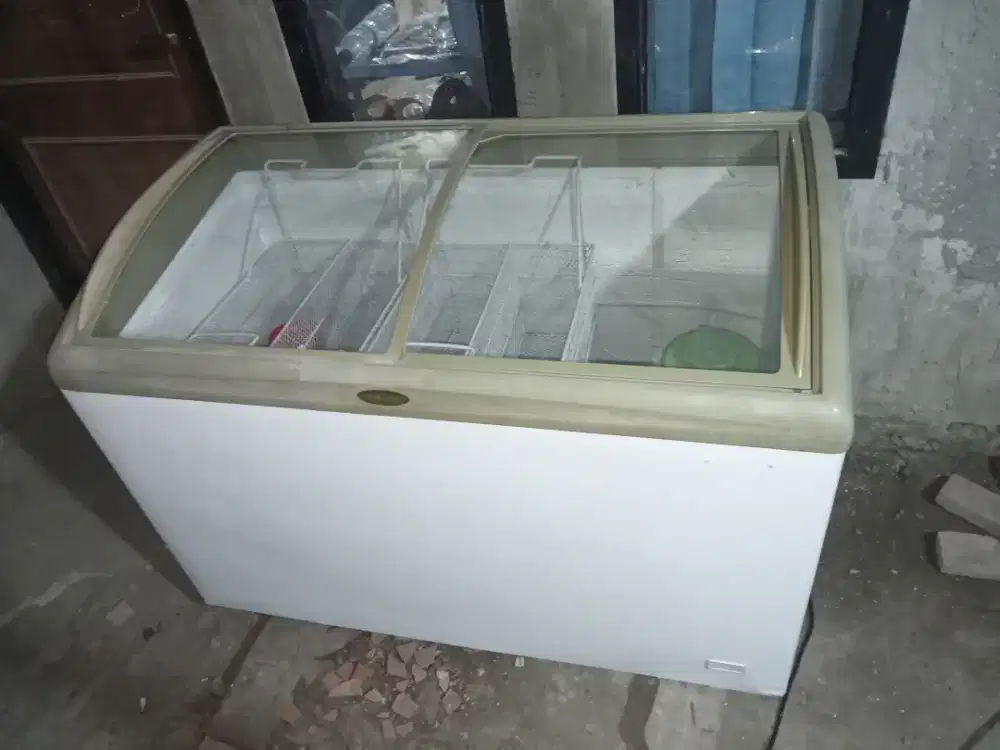 Freezer sleding kaca merek aucma kapasitas 330 liter