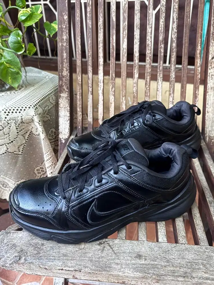 Nike Defy All Day Full Black size 45 - sepatu sneakers