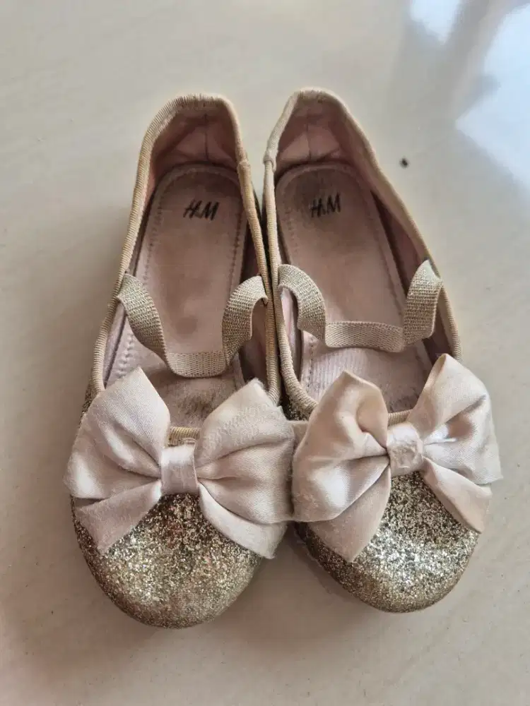 Sepatu H&M warna gold
