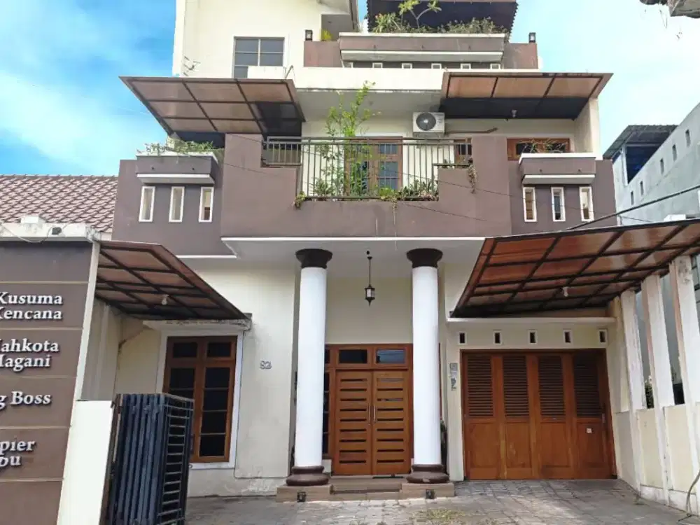 dalam perumahan APH seturan jl kledokan dijual rumah 3 lantai bisa untuk kantor homestay