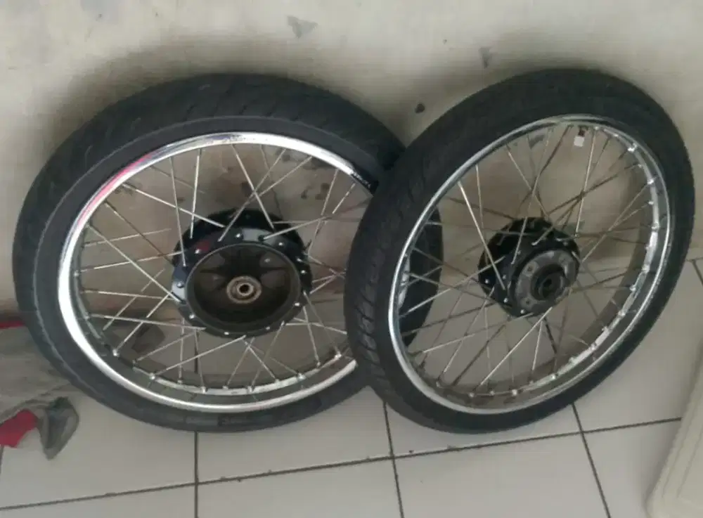 Velg ring 17 ,sepaket berikut ban