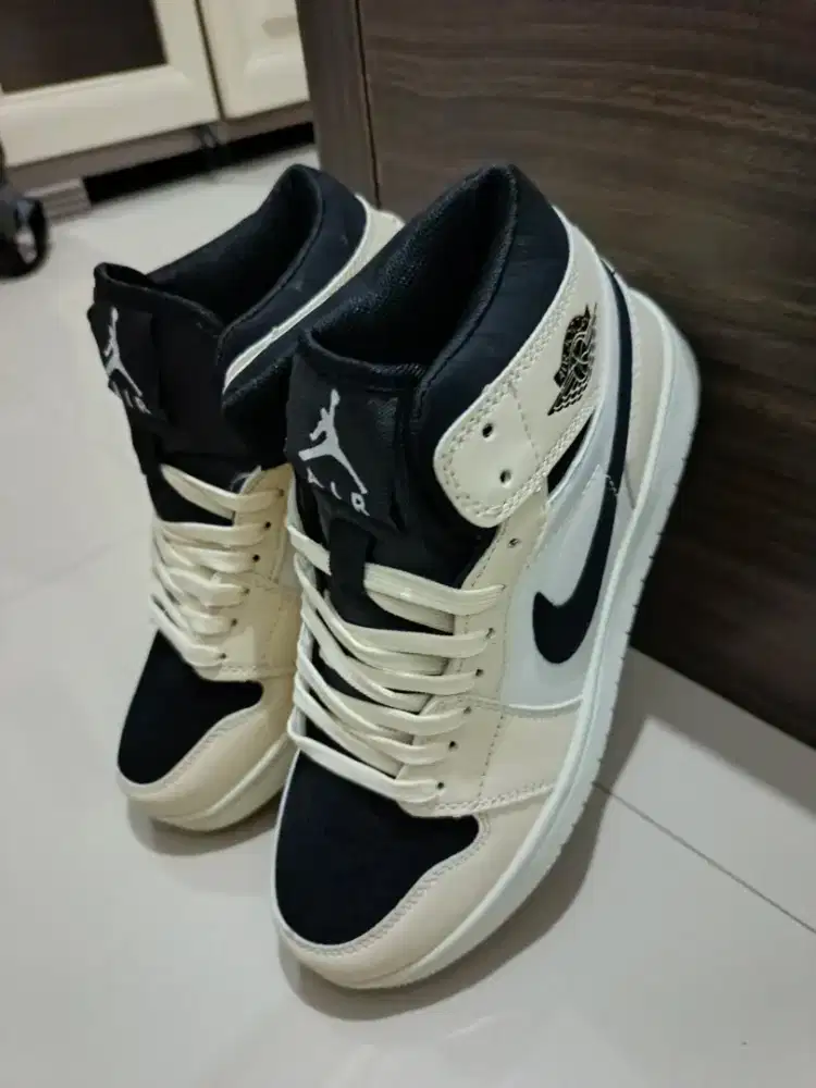 Air Jordan Size 38 Cream Black