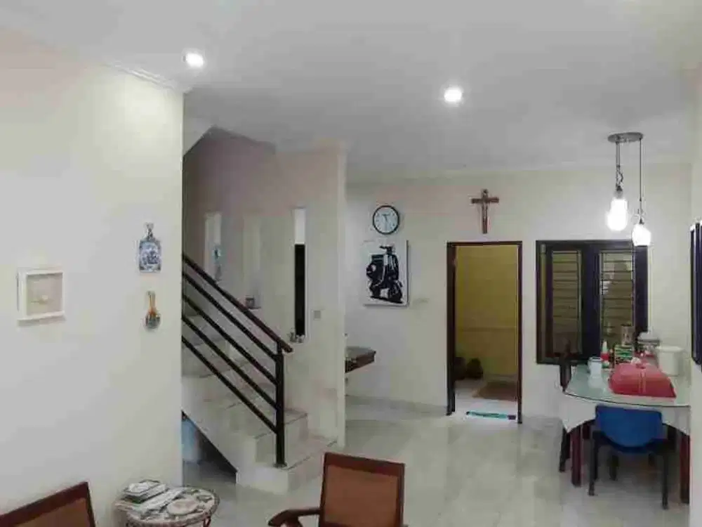 DIJUAL RUMAH LANTAI 2 LOKASI JALAN GATOT SUBROTO