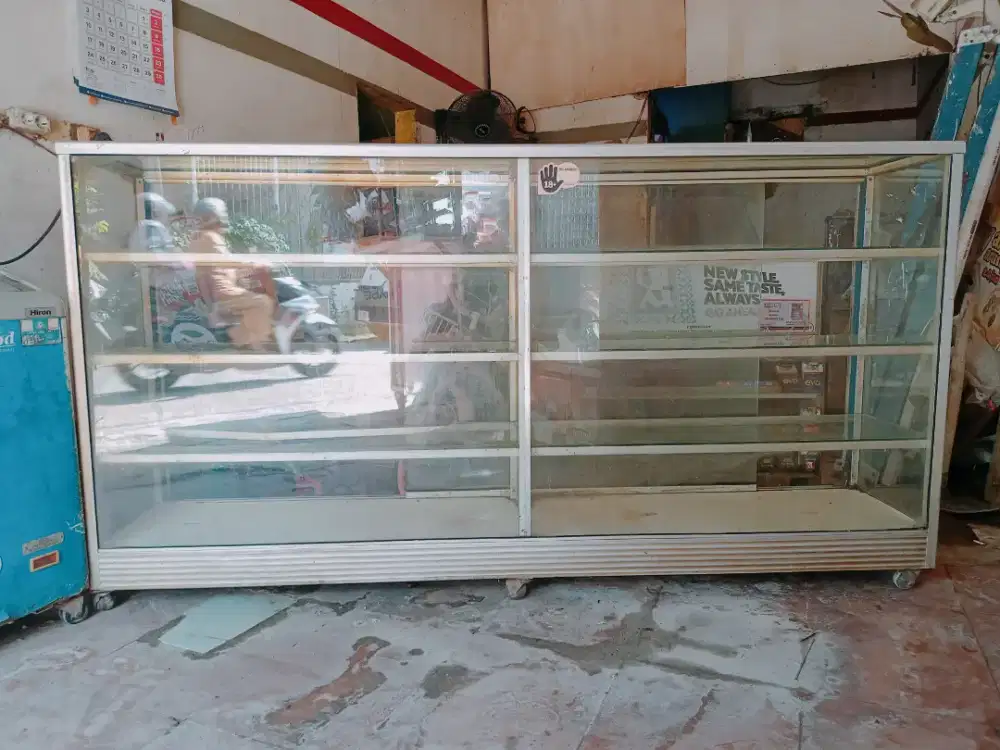 Etalase kaca bekas jualan