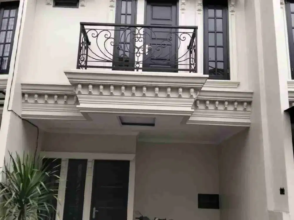 rumah 2 lantai American classic 3kamar tidur  dekat halte busway