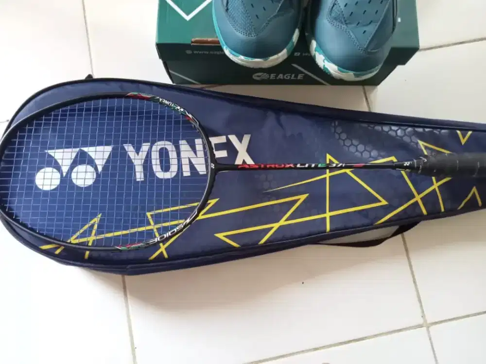 Dijual raket dan sepatu badminton