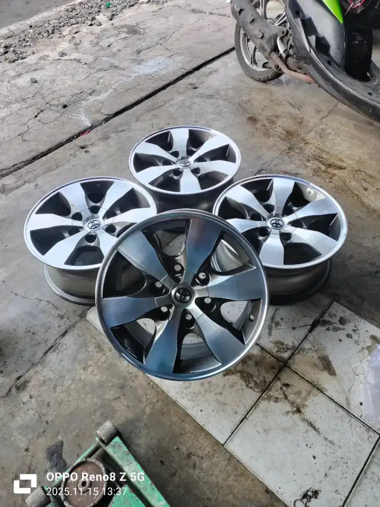 Jual vleg OEM fortuner R16 pcd 6x139 kond mulus co2k buat toyota hiace