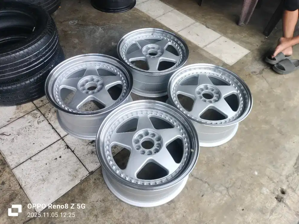 Jual vleg oz R18 pcd 5x114.100 kond mulus dop komplit lbar 8/9