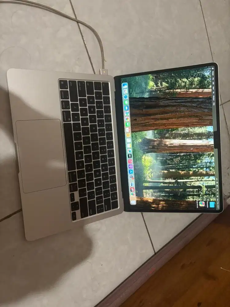 Apple Macbook M2 Ram 8Gb Storage 512 Gb Jarang dipakai baterai full